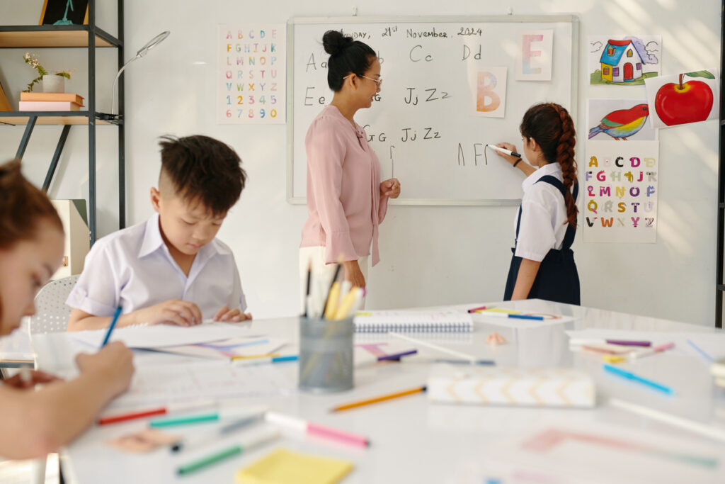 女子学生が教師に質問をしている